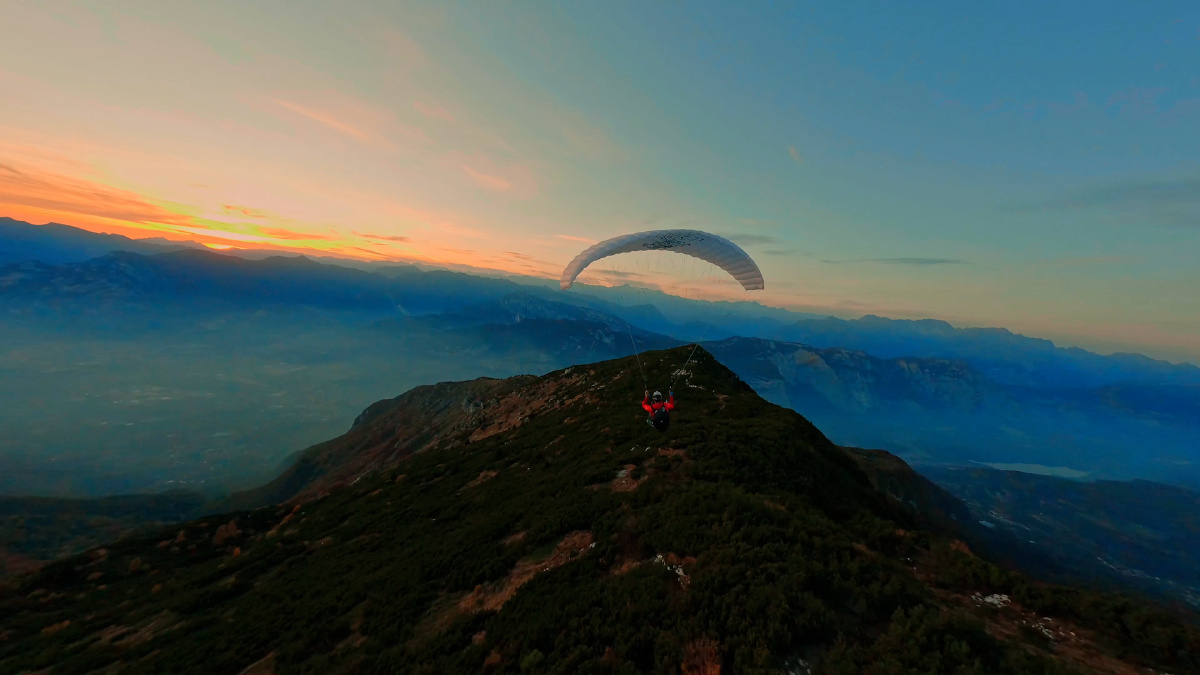 Escenas épicas de parapente por Europa filmadas con drones dinámicos (Parte 1)