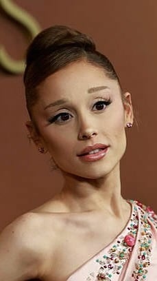 Ariana Grande Da Positivo Por COVID-19 Tras La Gira De Prensa De ‘Wicked'...