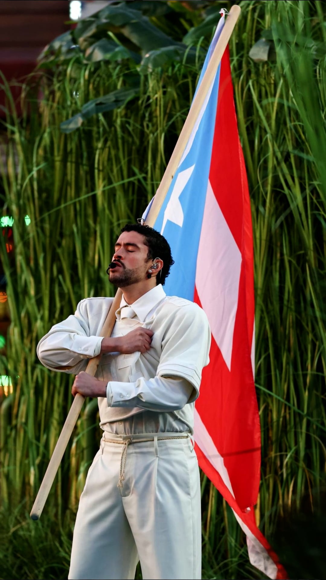 Bad Bunny Reivindica La Cultura Latina Y Critica A La Administración Trump En El Super Bowl…