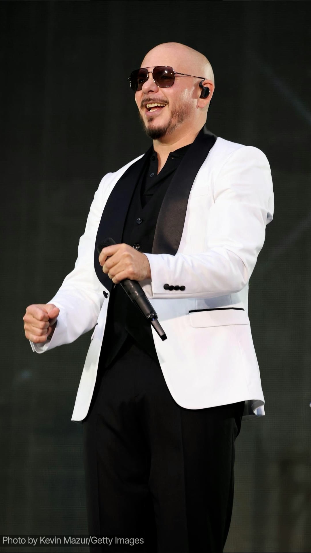 Pitbull Busca Batir El Récord Mundial De Mayor Cantidad De Personas Con Calvas Postizas...