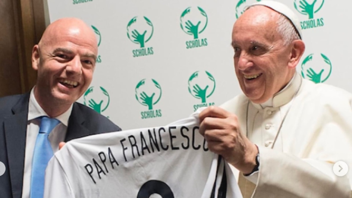 El Presidente De La FIFA Anuncia Un Partido Benéfico En Homenaje Al Papa Francisco