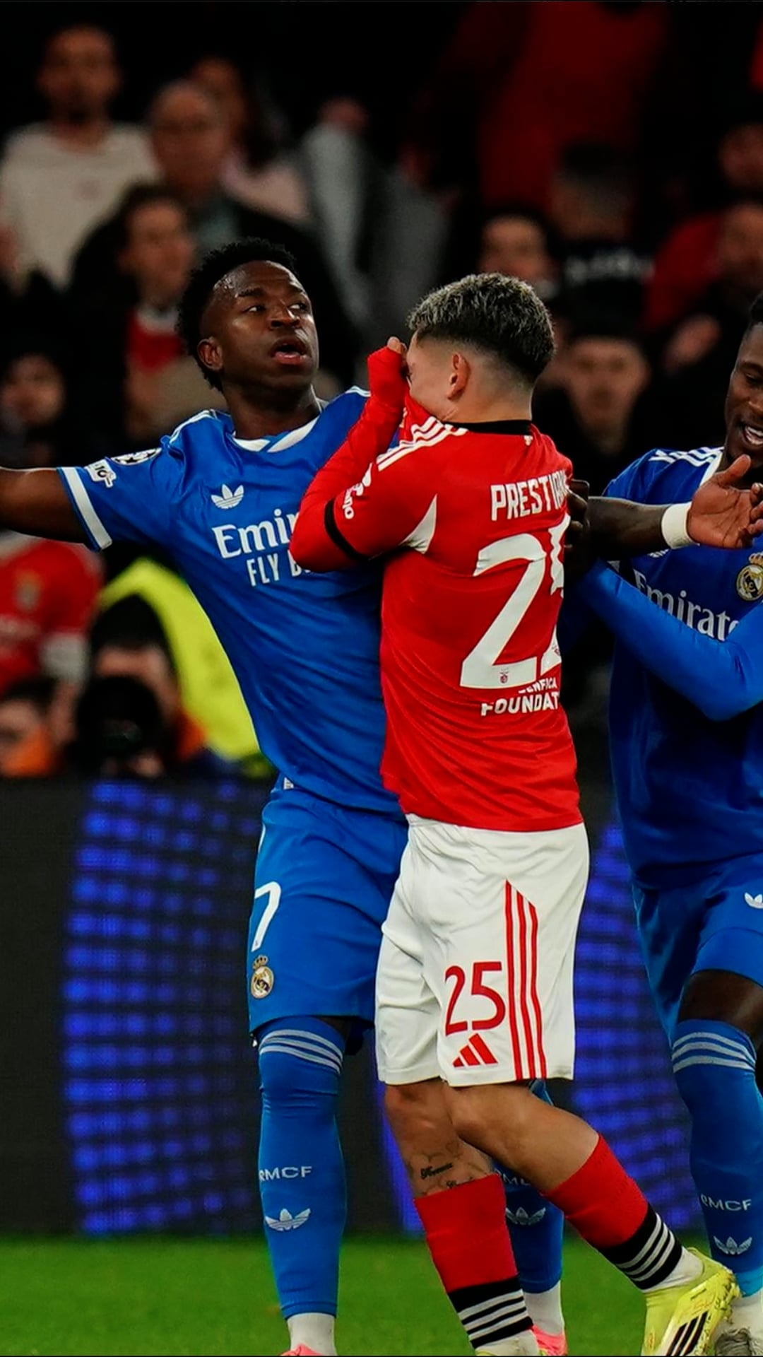 Exjugadores De La FIFA Abogan Por Sanciones Para Quienes Se Tapan La Boca Durante Discusiones Dn El Fútbol...