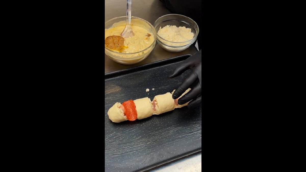 Pan de perrito caliente con pepperoni